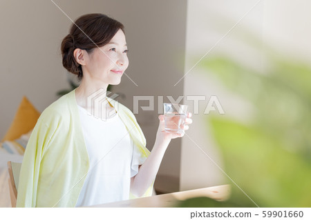 中年婦女水輪廓 中年婦女水輪廓 59901660