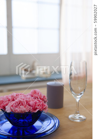 Carnations and glasses 59902027