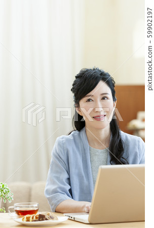 經營個人電腦的中年婦女 59902197