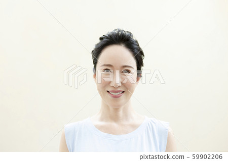 A smiling middle woman A smiling middle woman 59902206