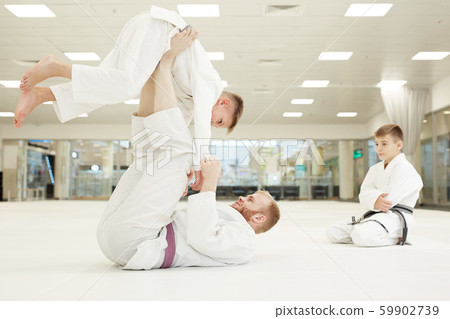 Coach showing the techniques of fight Coach showing the techniques of fight 59902739