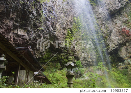 丹京神社(島根縣衝木郡)的丹京瀑布(Otaki) 丹京神社(島根縣衝木郡)的丹京瀑布(Otaki) 59903857