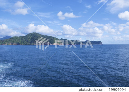 從輪渡看到的衝木群島(島根縣衝木郡) 從輪渡看到的衝木群島(島根縣衝木郡) 59904094