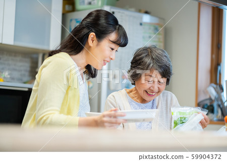 父母和孩子站在廚房裡,母子,高級女人,中層女人,2人 父母和孩子站在廚房裡,母子,高級女人,中層女人,2人 59904372