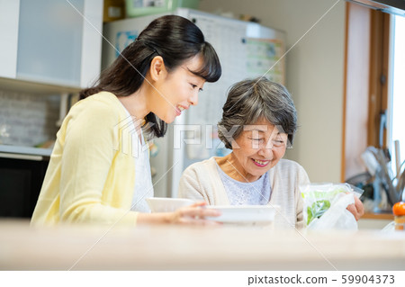 父母和孩子站在廚房裡,母子,高級女人,中層女人,2人 父母和孩子站在廚房裡,母子,高級女人,中層女人,2人 59904373