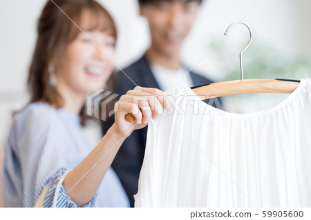 年輕的男人和女人,情侶,購物,衣服 年輕的男人和女人,情侶,購物,衣服 59905600