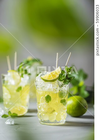 Cold tea with lime, mint and ice 59906033
