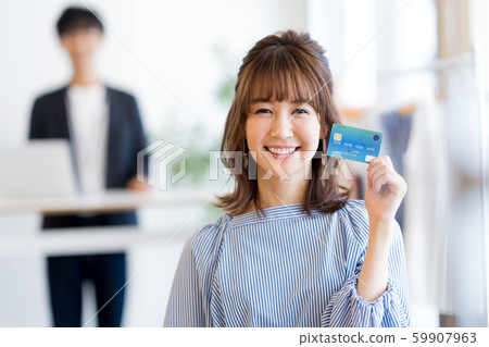 Young woman with shopping and credit card 59907963