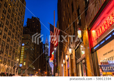 《紐約》曼哈頓中城城市景觀的夜景 《紐約》曼哈頓中城城市景觀的夜景 59911594