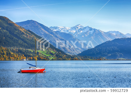 Spectacular autumn view of lake and yachts in city 59912729