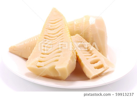 竹筍煮在白色背景上 竹筍煮在白色背景上 59913237