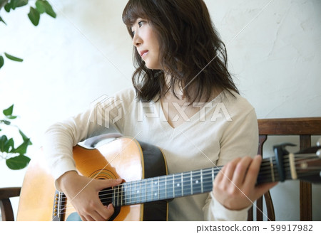 彈吉他的女人的形象 59917982
