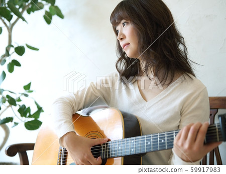 彈吉他的女人的形象 59917983