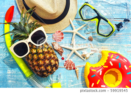 Topview sunglasses on pineapple near strae hat Topview sunglasses on pineapple near strae hat 59919545