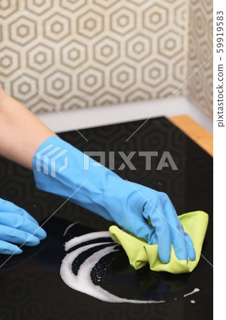Woman Hands Cleaning A Modern Induction Hob Woman Hands Cleaning A Modern Induction Hob 59919583