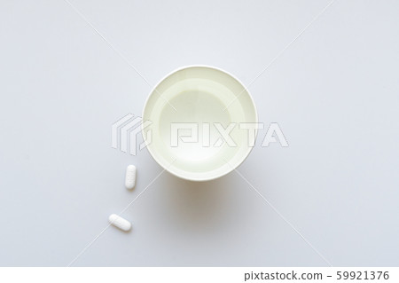 紙杯子和藥丸裝滿水 紙杯子和藥丸裝滿水 59921376