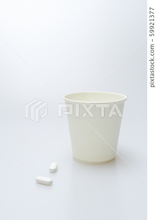 紙杯子和藥丸裝滿水 紙杯子和藥丸裝滿水 59921377