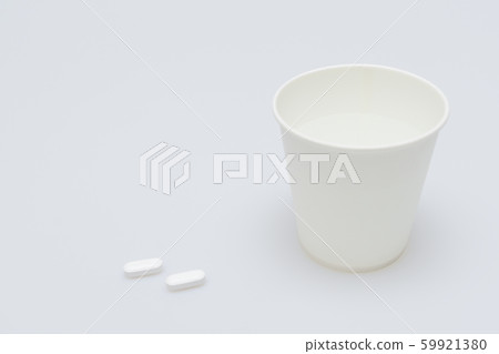 紙杯子和藥丸裝滿水 紙杯子和藥丸裝滿水 59921380
