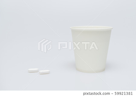 紙杯子和藥丸裝滿水 紙杯子和藥丸裝滿水 59921381