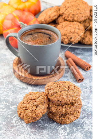 Spicy pumpkin and oatmeal cookies  59922110