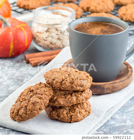 Spicy pumpkin and oatmeal cookies  59922112
