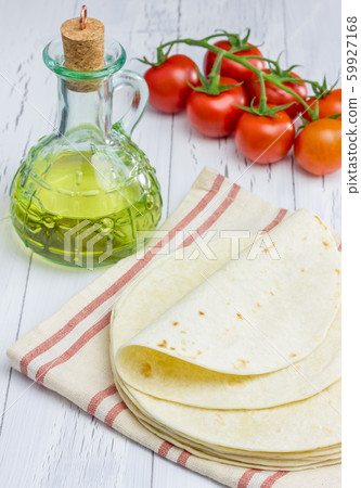 Whole wheat flour tortillas with tomatoes 59927168