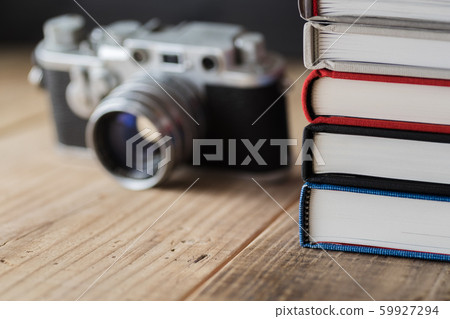 堆積的書籍和復古相機 堆積的書籍和復古相機 59927294