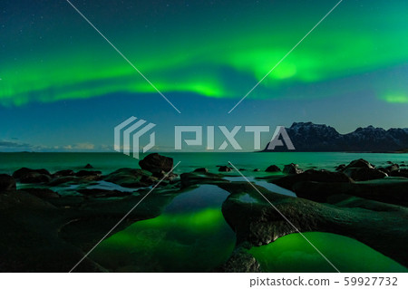Northern lights, Aurora Borealis, with the Dragon Eye in the foreground, Uttakleiv Beach, Lofoten Northern lights, Aurora Borealis, with the Dragon Eye in the foreground, Uttakleiv Beach, Lofoten 59927732