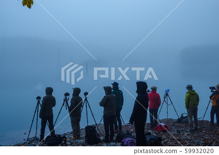 Taisho pond surrounded by morning mist [Kamikochi, Nagano Prefecture] 59932020