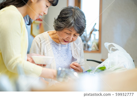 父母和孩子站在廚房裡,母子,高級女人,中層女人,2人 父母和孩子站在廚房裡,母子,高級女人,中層女人,2人 59932777