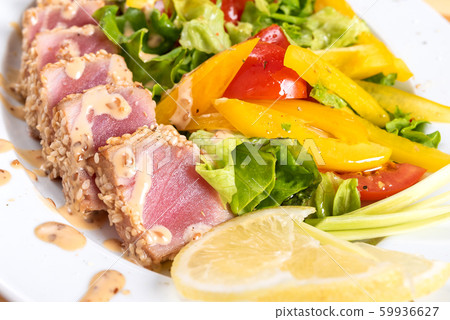 Tuna sashimi with lightly fried tuna with a side 59936627