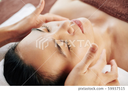 Anti-aging face massage 59937515