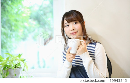 女人穿著圍裙的形象 59943243