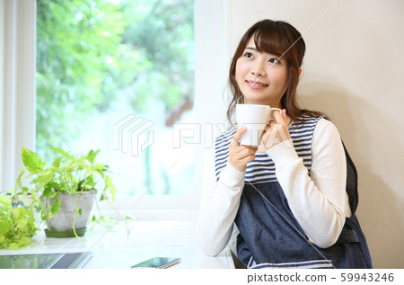 女人穿著圍裙的形象 59943246