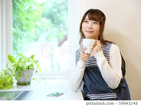 女人穿著圍裙的形象 59943248