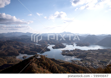 Autumn Leaves at Cheongpung Lakeside 59949847