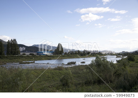 河水流淌的河邊風景 河水流淌的河邊風景 59949873