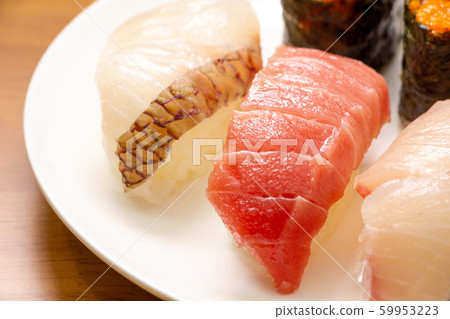 Nigiri壽司和Gunkan纏繞食品,以Toro中部為中心。 Nigiri壽司和Gunkan纏繞食品,以Toro中部為中心。 59953223