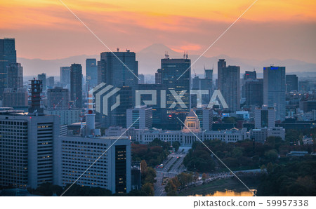 俯瞰霞關市政府區(後座富士山)的日本東京城市景觀= 2019年11月10日 俯瞰霞關市政府區(後座富士山)的日本東京城市景觀= 2019年11月10日 59957338
