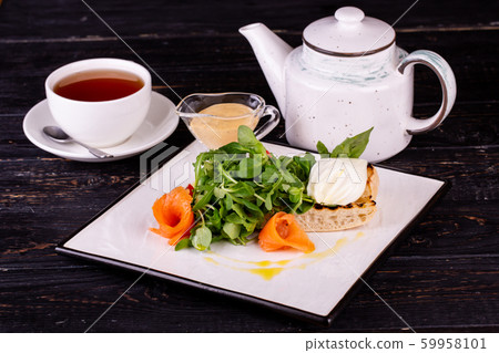 Egg paschot with salmon, with salad mix and chiabatta 59958101