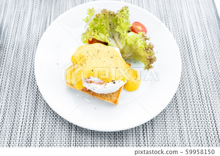 Salmon egg benedict 59958150