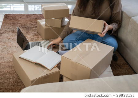 Happy young asian entrepreneurs are arranging Happy young asian entrepreneurs are arranging 59958155