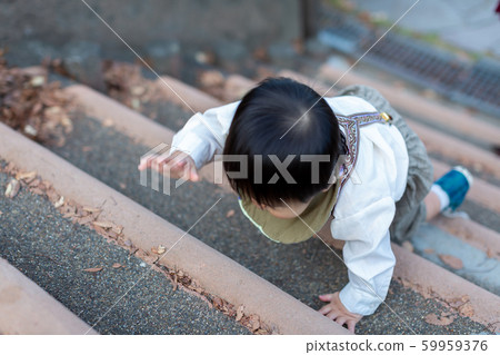 父母和孩子在公園上樓梯 59959376