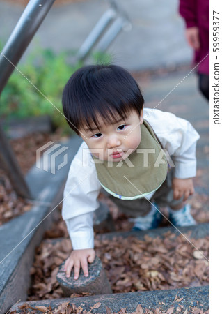 父母和孩子在公園上樓梯 59959377