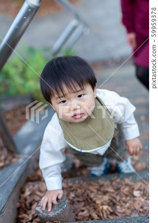 父母和孩子在公園上樓梯 59959378