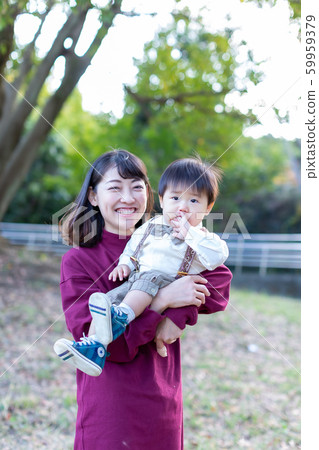 Parent and child playing in the park 59959379