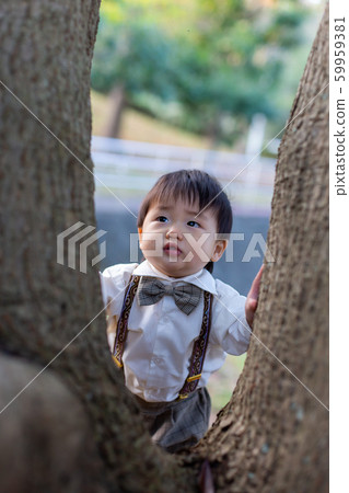 嬰兒在公園裡玩 59959381