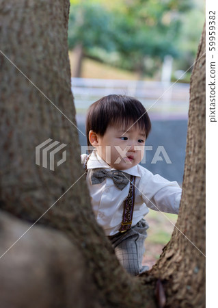 嬰兒在公園裡玩 59959382
