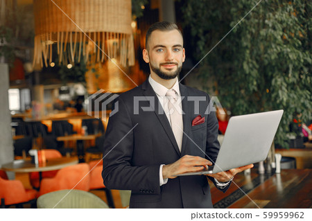 Close up man working with a laptop at the table 59959962