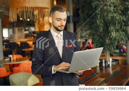 Close up man working with a laptop at the table 59959964
